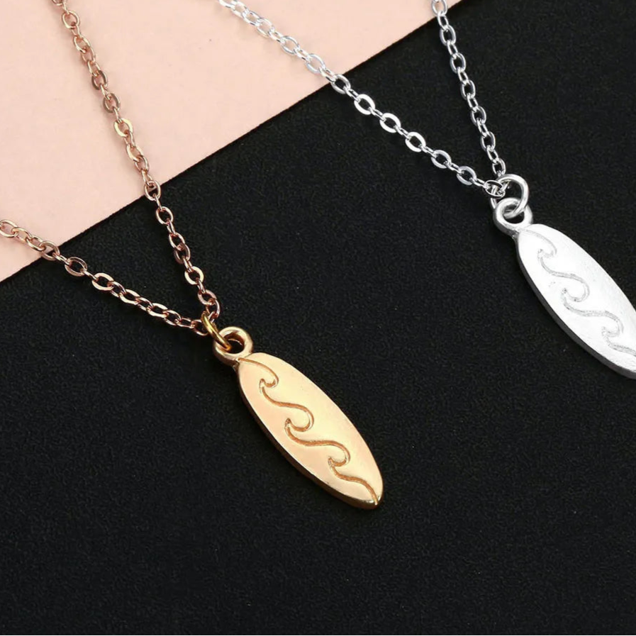 Colar com pingente de Surf