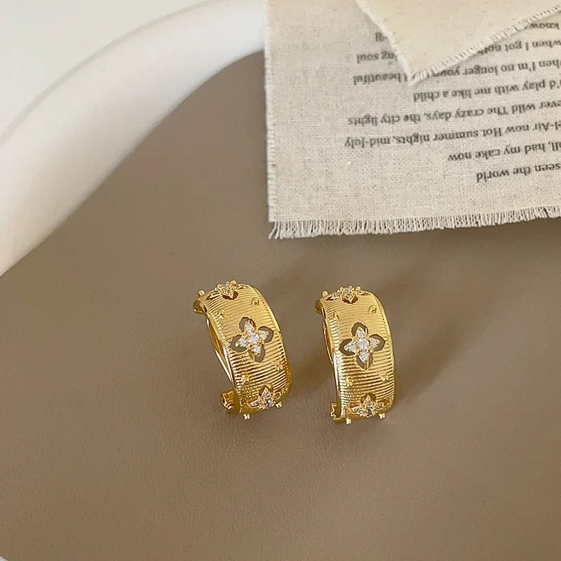 Brinco Chama Estrelada – Design Vintage com Zircônia