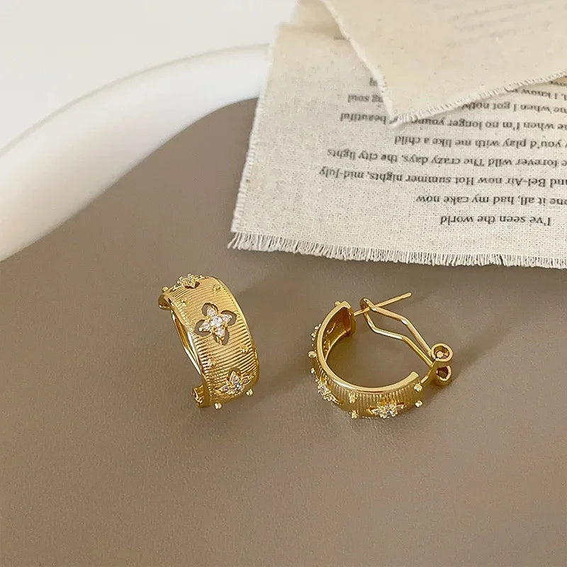 Brinco Chama Estrelada – Design Vintage com Zircônia