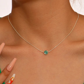 Colar com pingente de esmalte