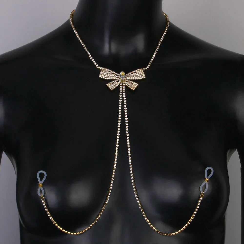 Colar com acessório de cristal