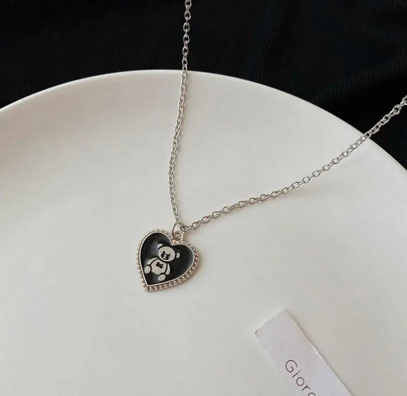 Colar com pingente de animal