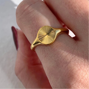 Anel Feminino Wave – Design Moderno e Chunky