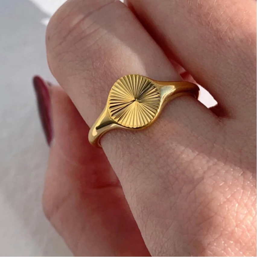 Anel Feminino Wave – Design Moderno e Chunky