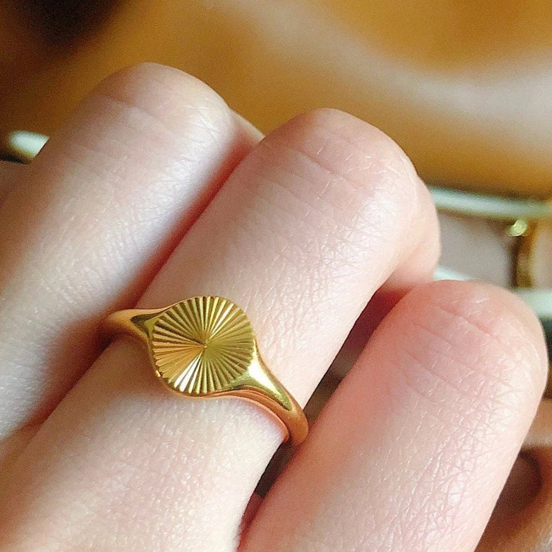 Anel Feminino Wave – Design Moderno e Chunky