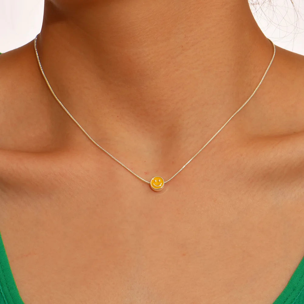 Colar com pingente de esmalte