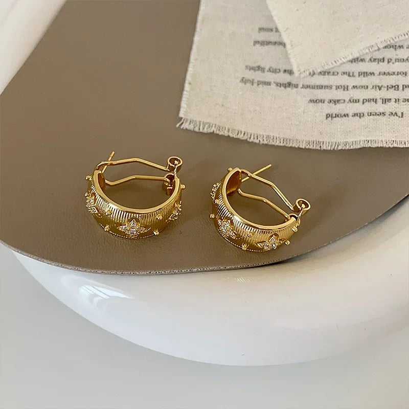 Brinco Chama Estrelada – Design Vintage com Zircônia