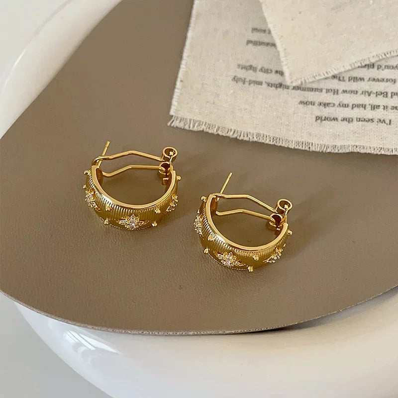 Brinco Chama Estrelada – Design Vintage com Zircônia