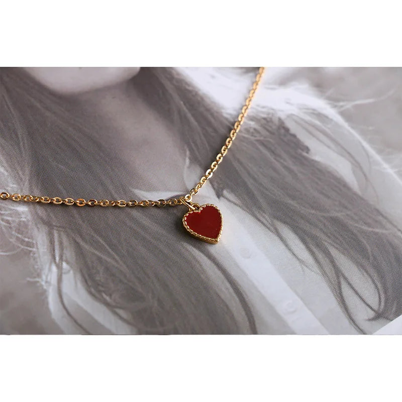 Colar com pingente de animal