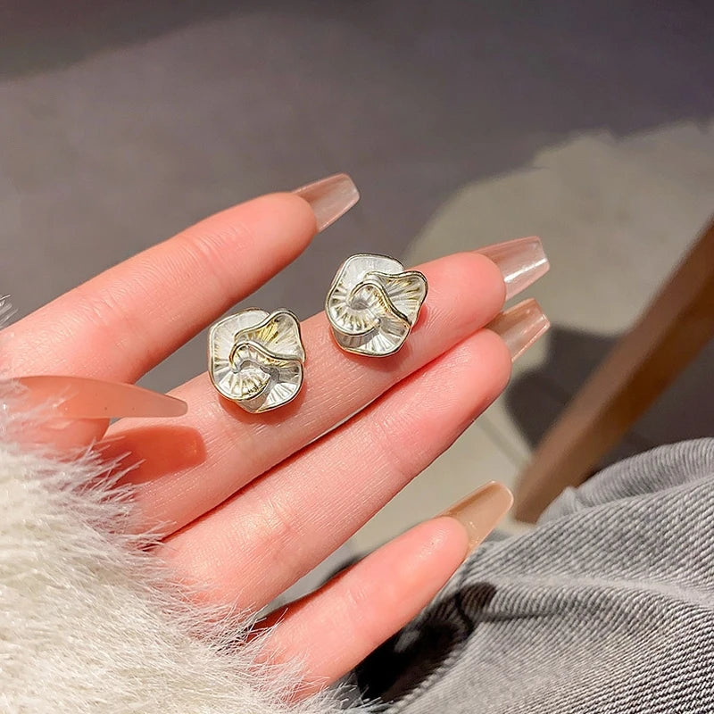 Brinco Flor Preta em Camadas – Design Exclusivo