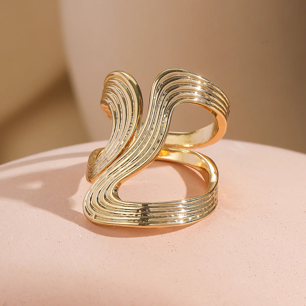 Anel elegante com linhas criativas