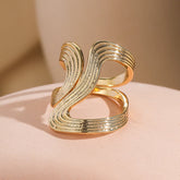 Anel elegante com linhas criativas