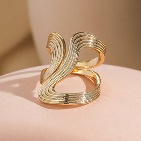 Anel elegante com linhas criativas