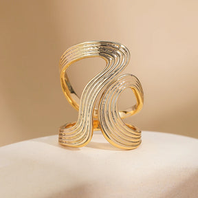 Anel elegante com linhas criativas