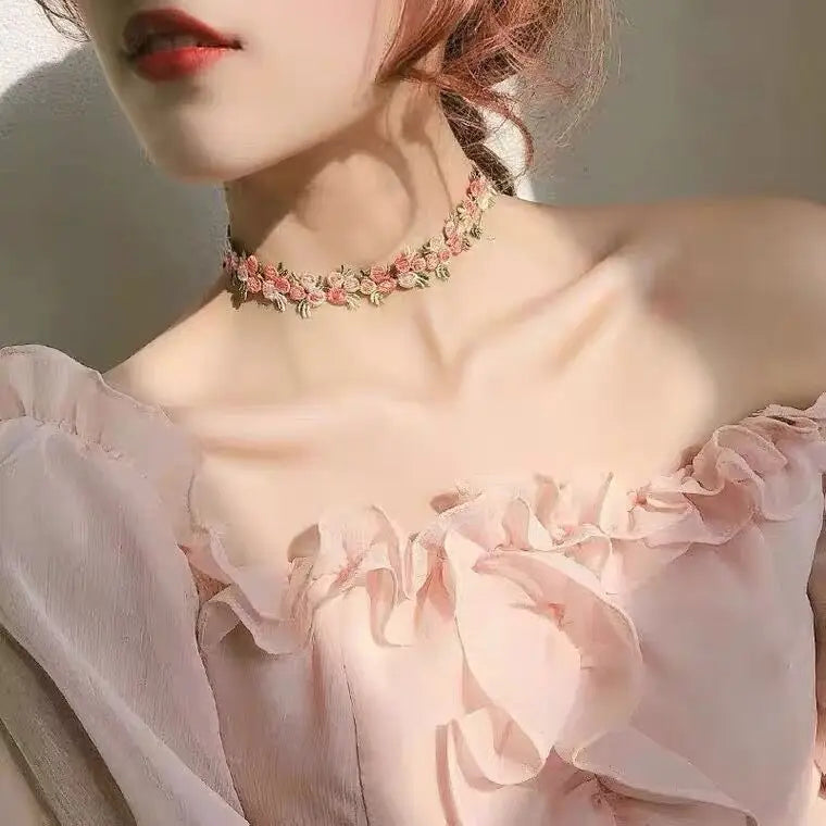 Colar com pingente de animal