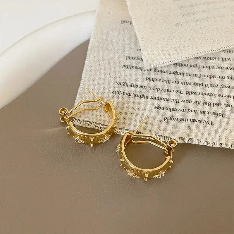 Brinco Chama Estrelada – Design Vintage com Zircônia