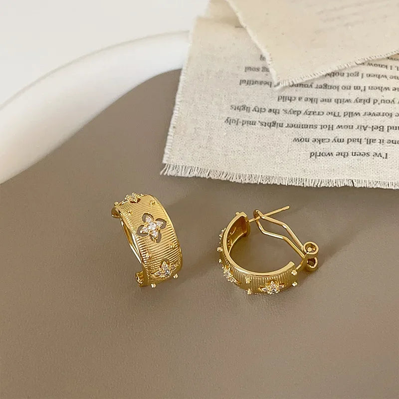 Brinco Chama Estrelada – Design Vintage com Zircônia