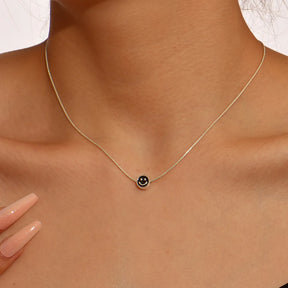 Colar com pingente de esmalte