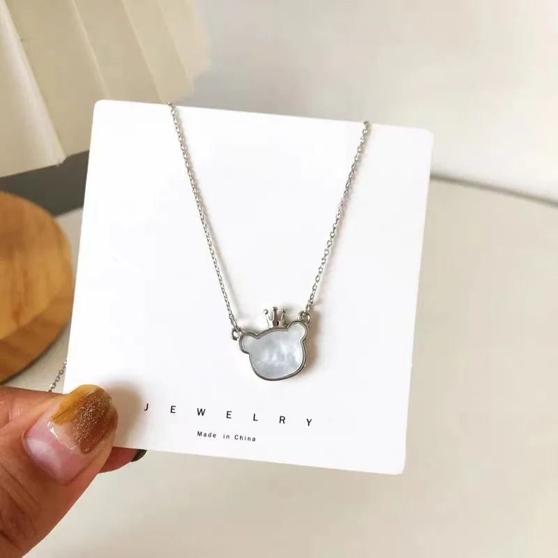 Colar com pingente de animal